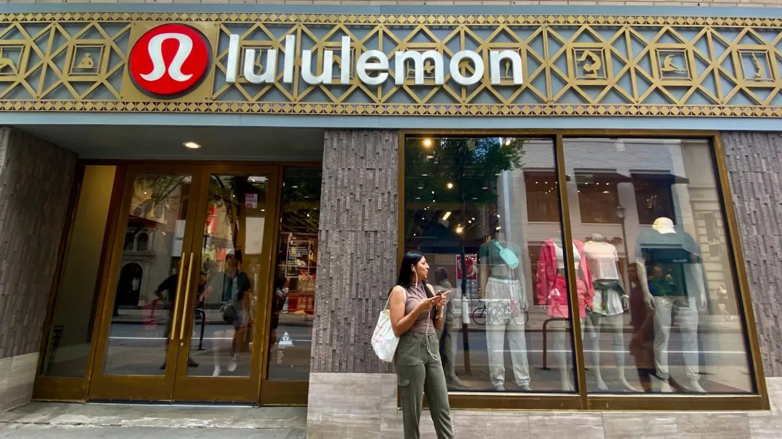Lululemon leggings sales fall 20% as new CEO arrives to a downgraded outlook - Worthbury