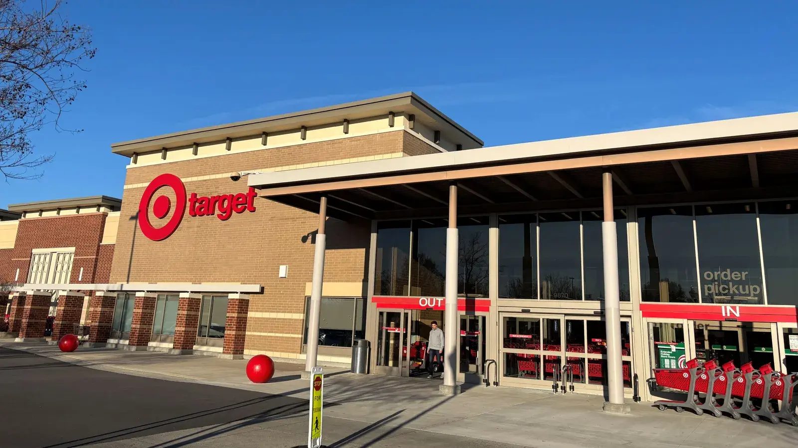 Moody's lifts retail and apparel outlook as $4 billion in tariff refunds land - Worthbury